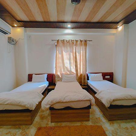 Elegance Hotel And Banquet Ayodhya Esterno foto