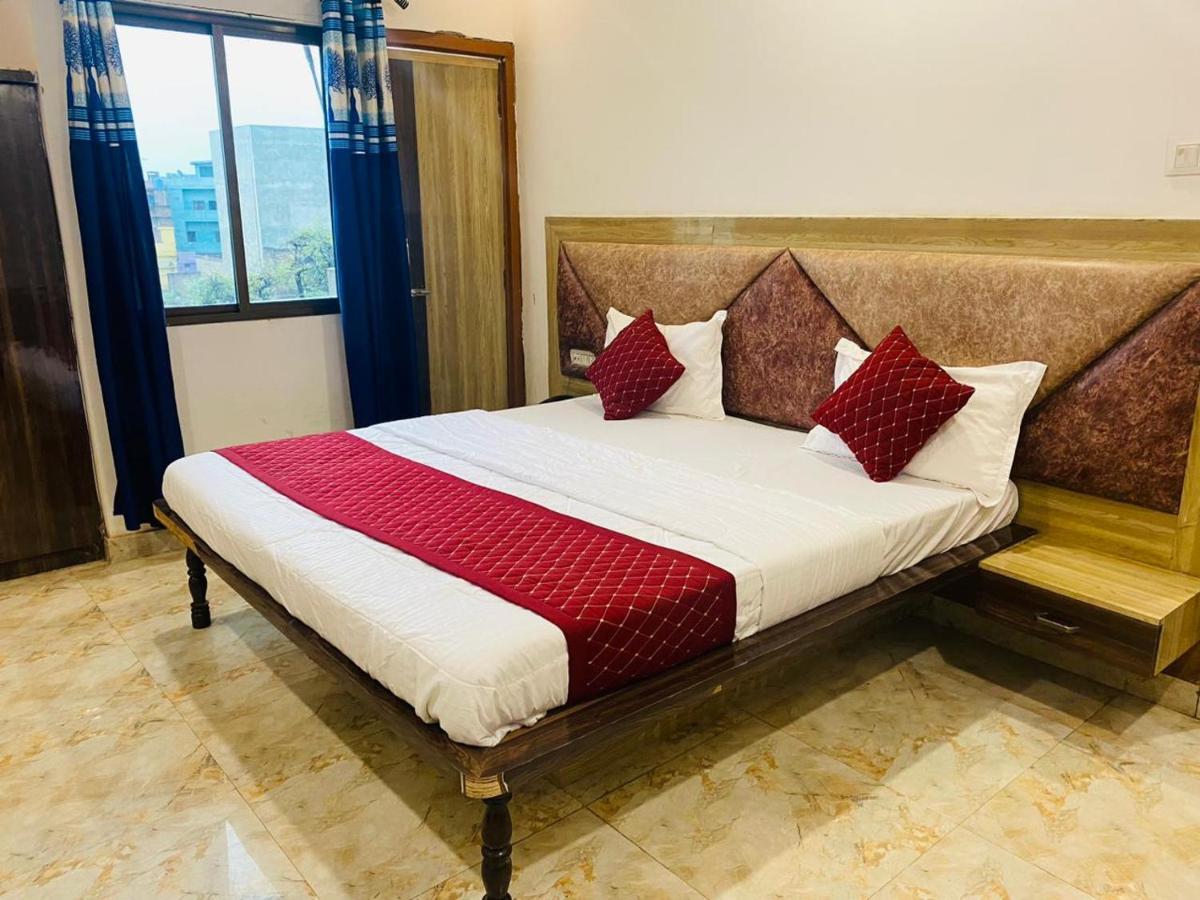 Elegance Hotel And Banquet Ayodhya Esterno foto