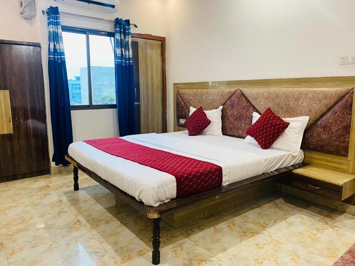 Elegance Hotel And Banquet Ayodhya Esterno foto