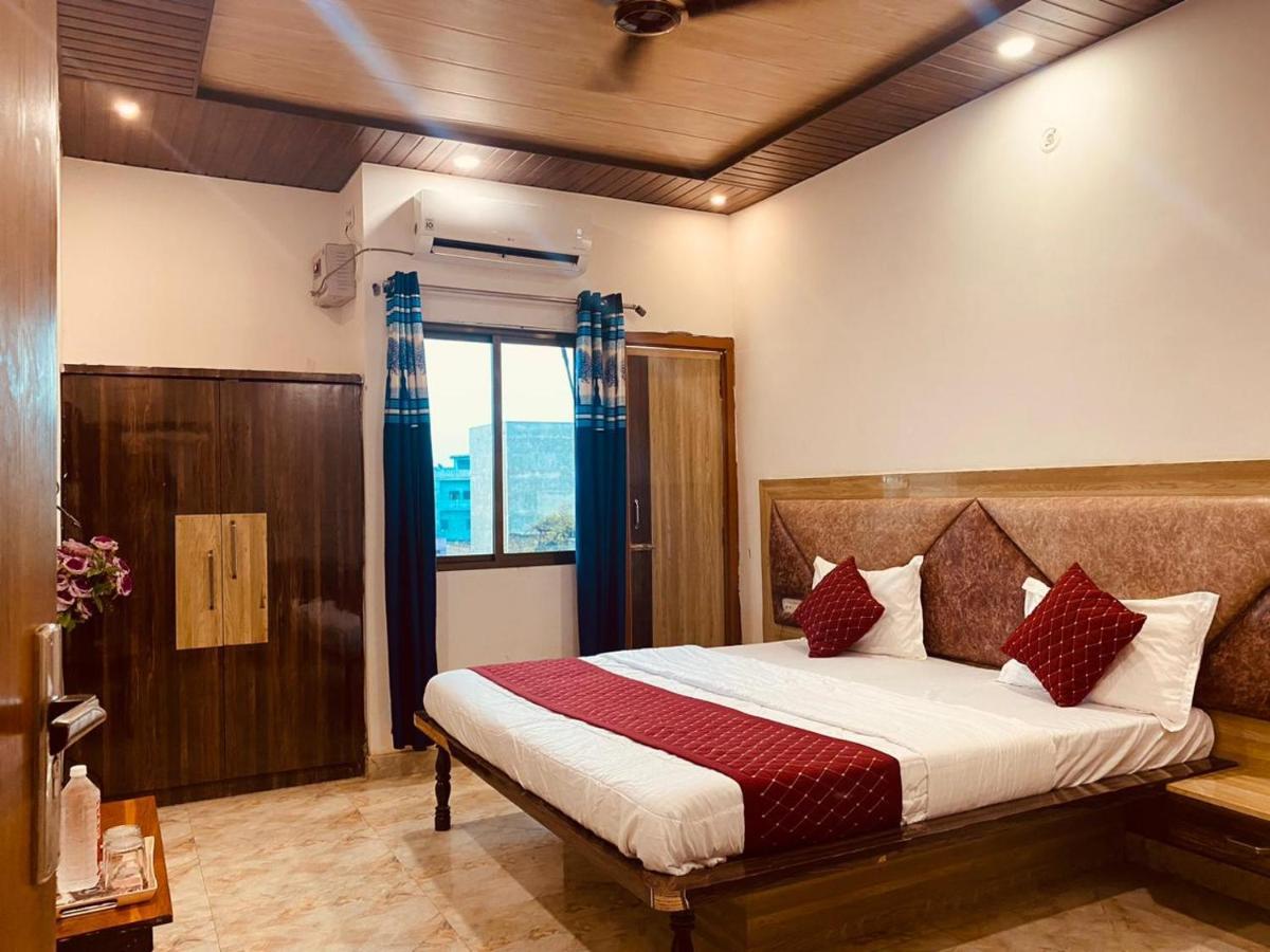 Elegance Hotel And Banquet Ayodhya Esterno foto