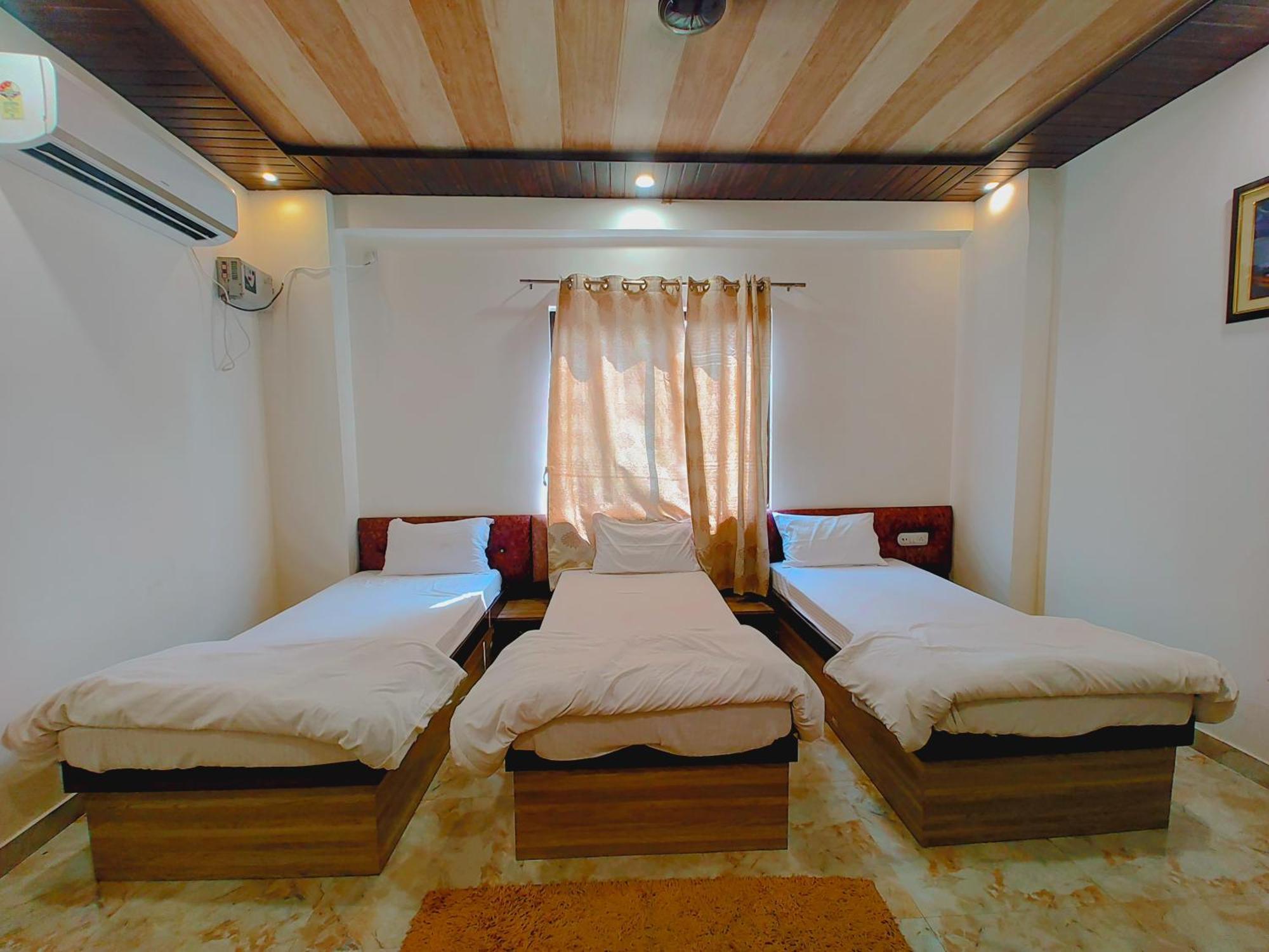 Elegance Hotel And Banquet Ayodhya Esterno foto