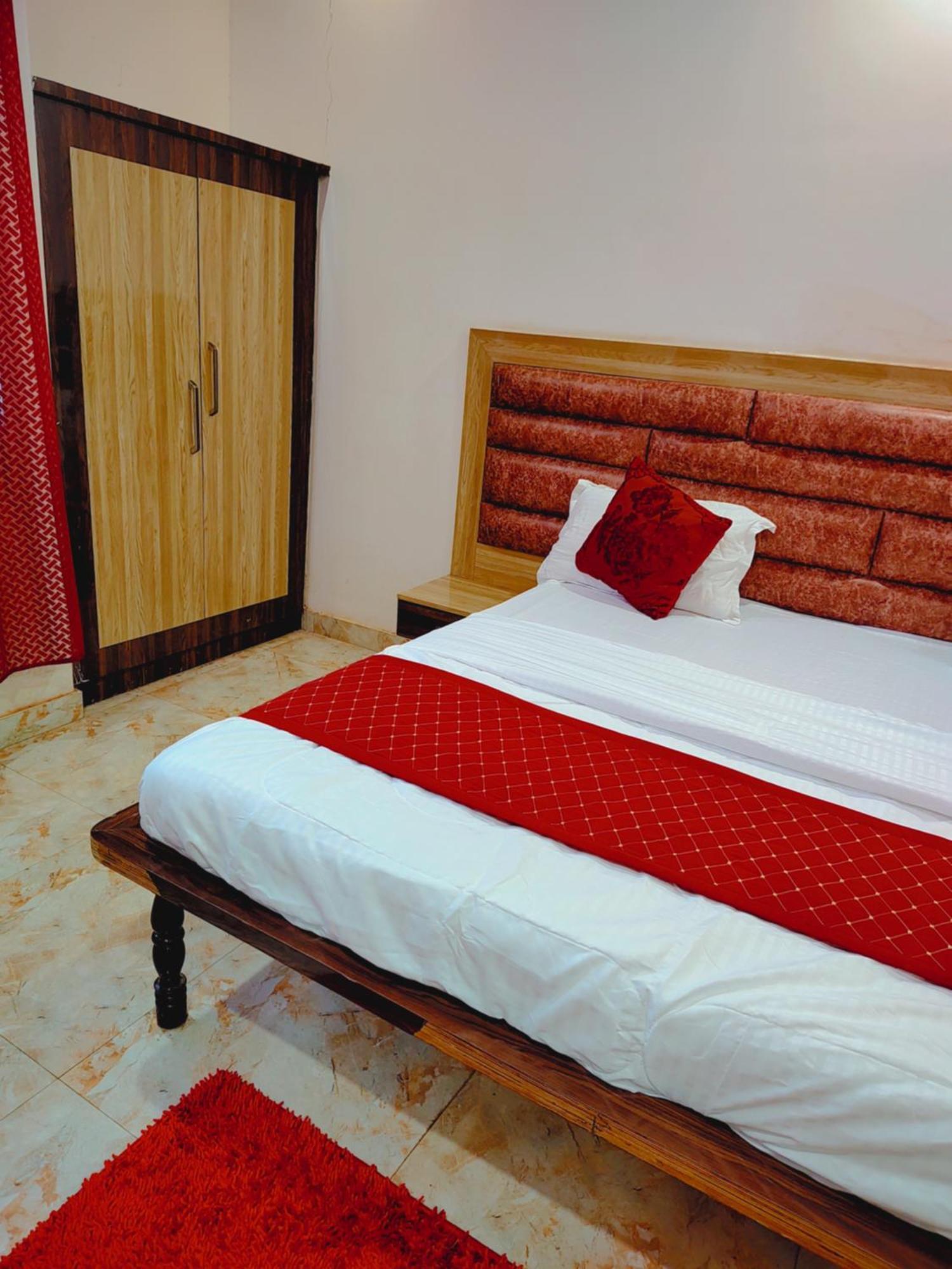 Elegance Hotel And Banquet Ayodhya Esterno foto