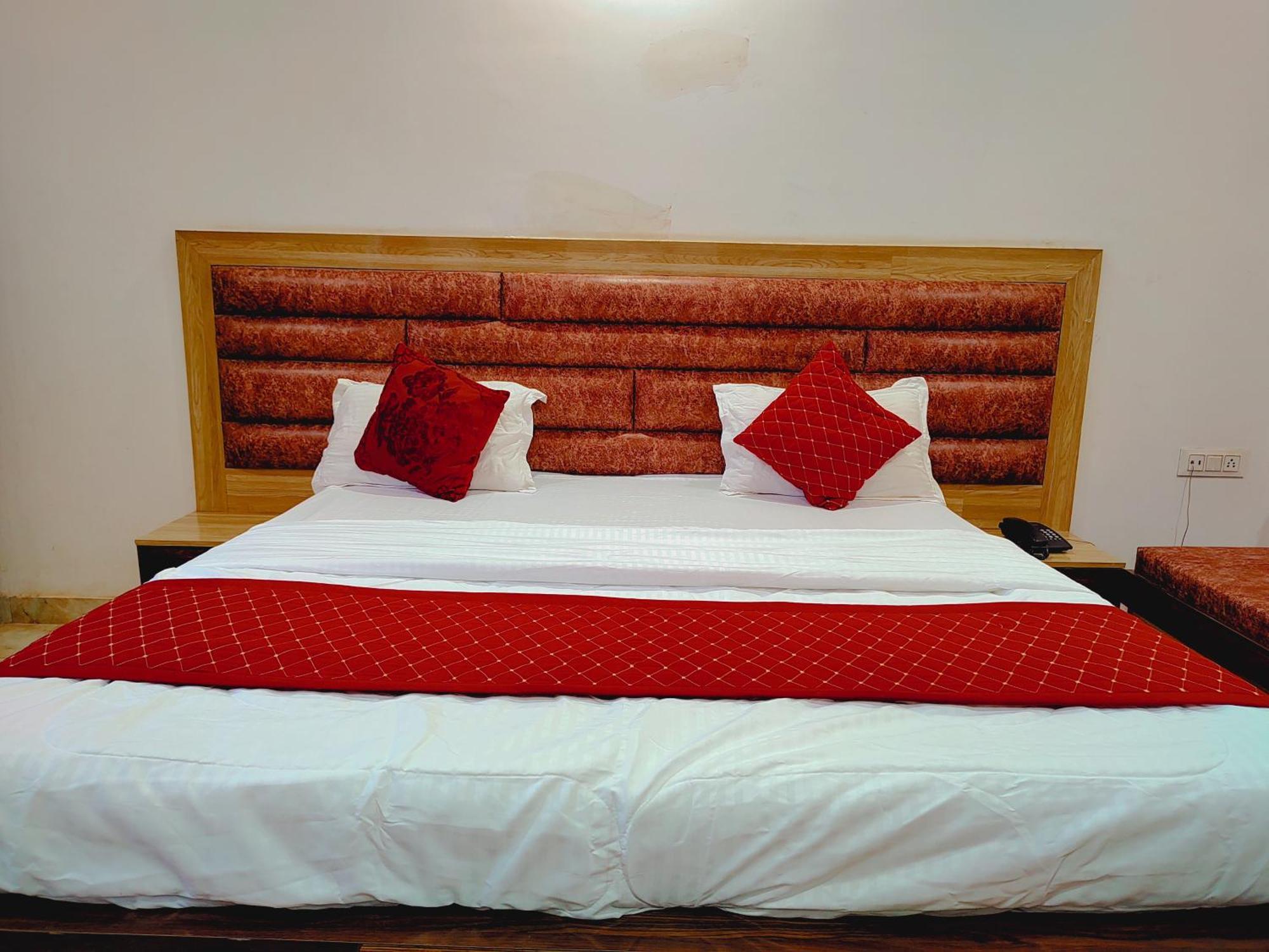 Elegance Hotel And Banquet Ayodhya Esterno foto