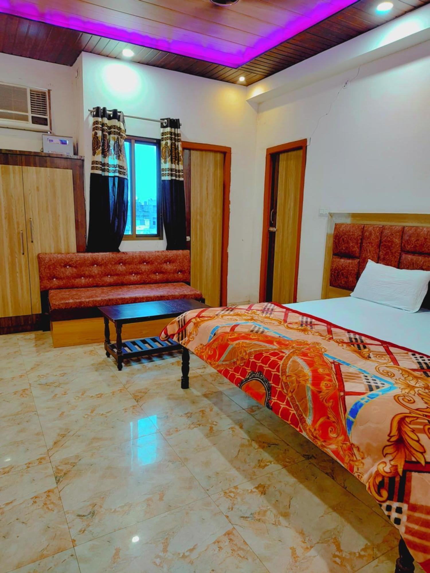 Elegance Hotel And Banquet Ayodhya Esterno foto