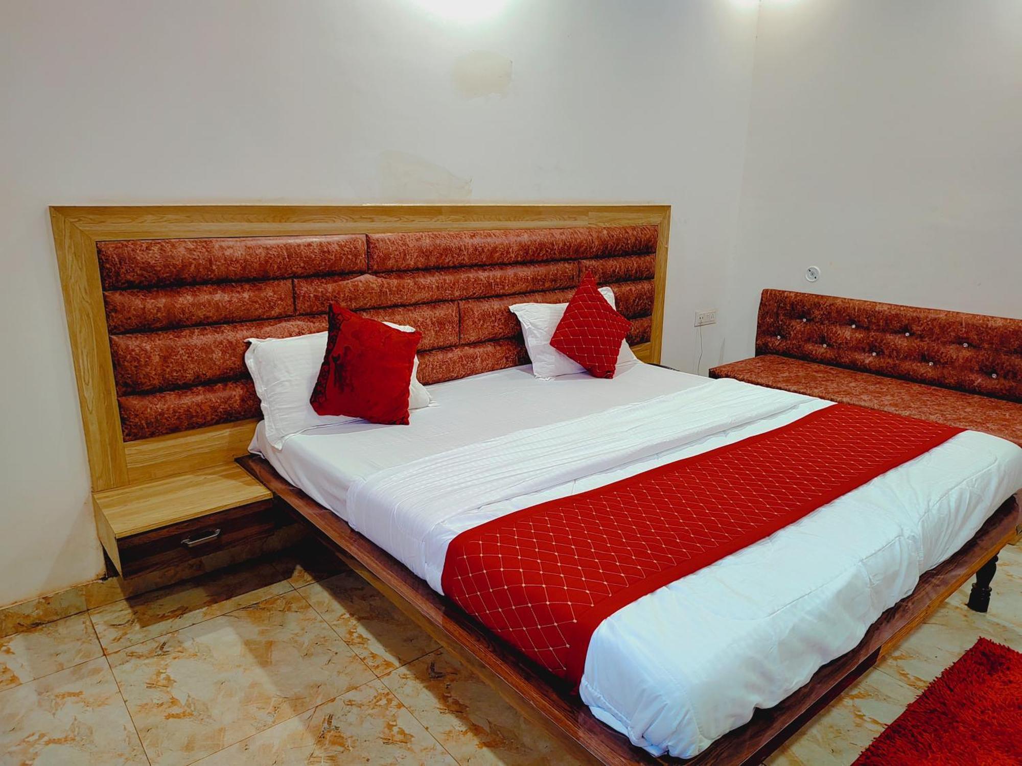 Elegance Hotel And Banquet Ayodhya Esterno foto