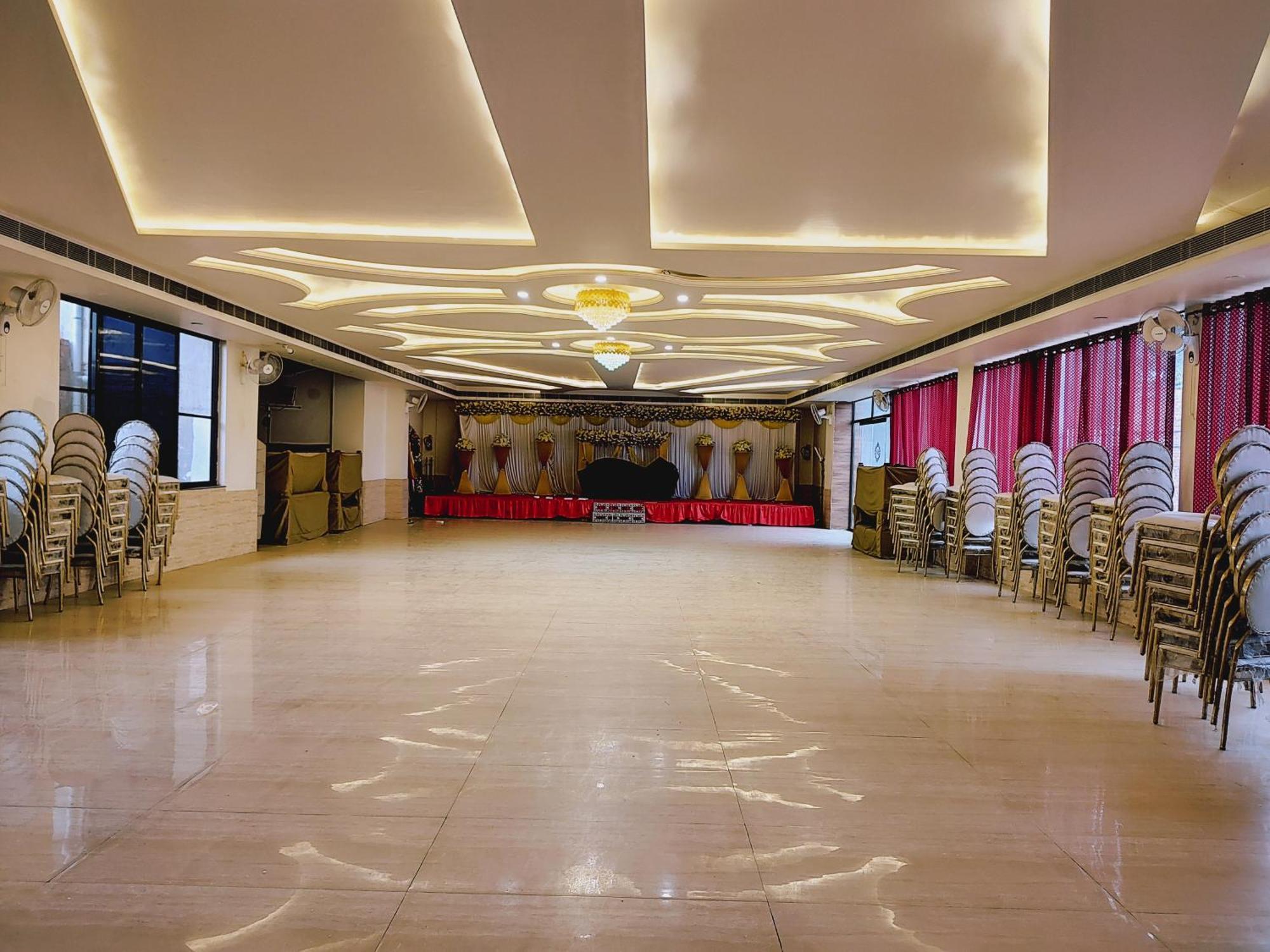 Elegance Hotel And Banquet Ayodhya Esterno foto