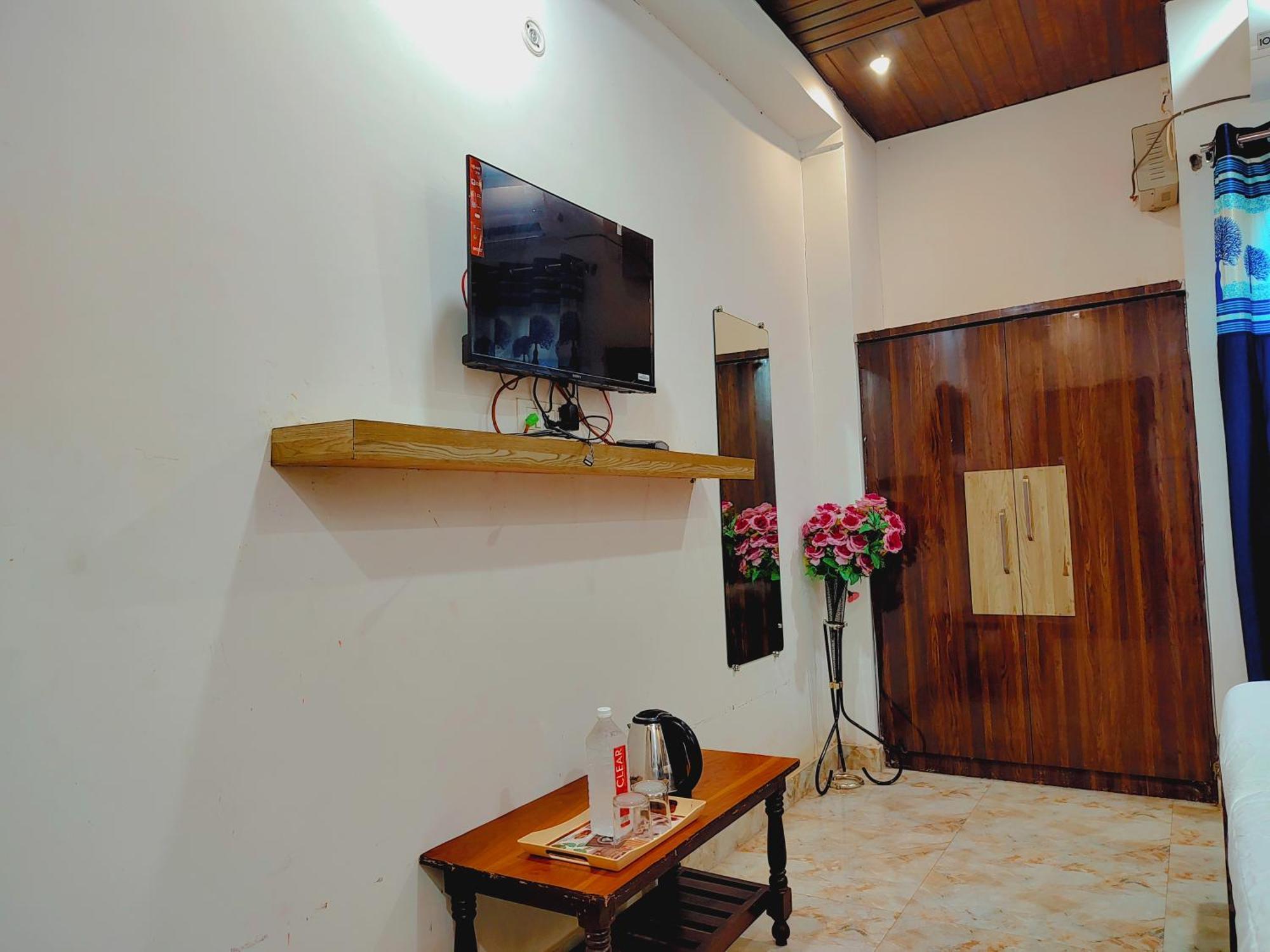 Elegance Hotel And Banquet Ayodhya Esterno foto