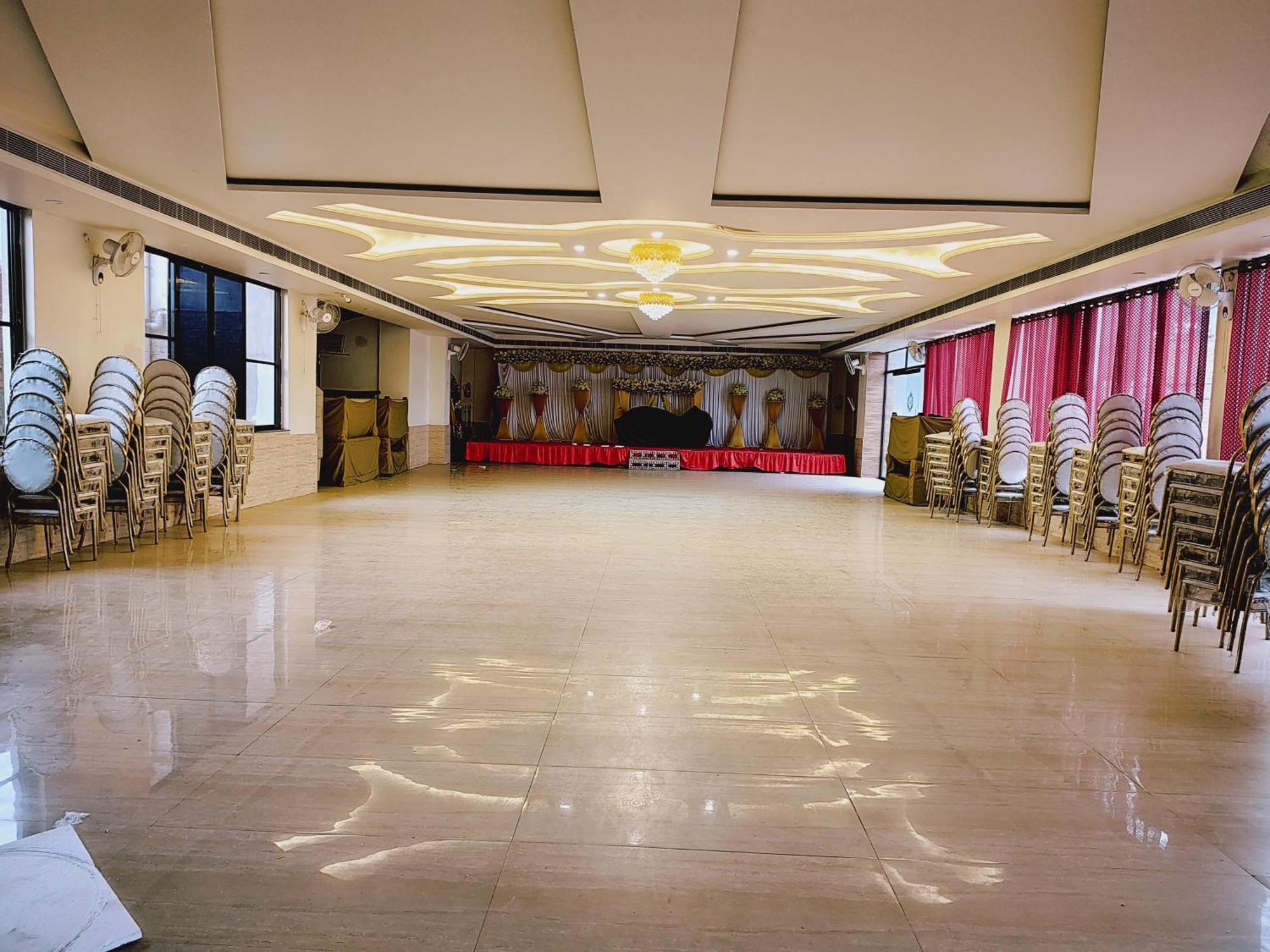 Elegance Hotel And Banquet Ayodhya Esterno foto