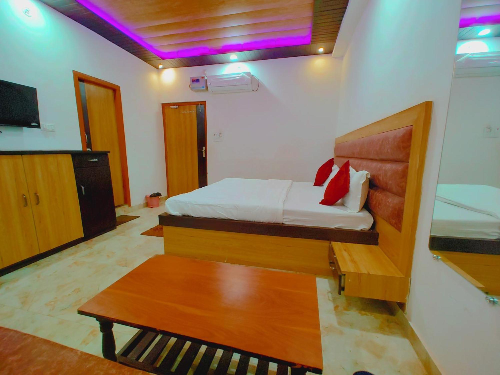 Elegance Hotel And Banquet Ayodhya Esterno foto