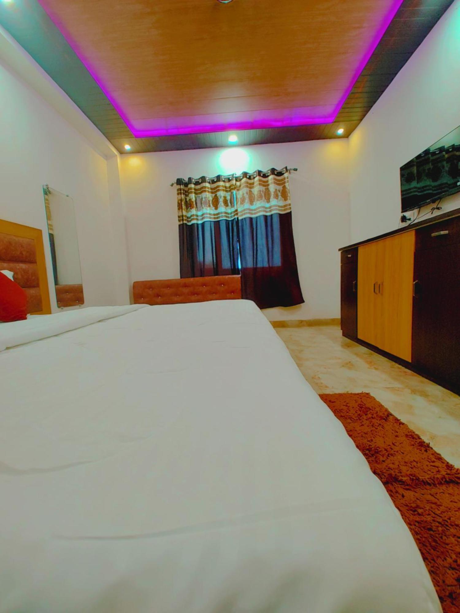 Elegance Hotel And Banquet Ayodhya Esterno foto
