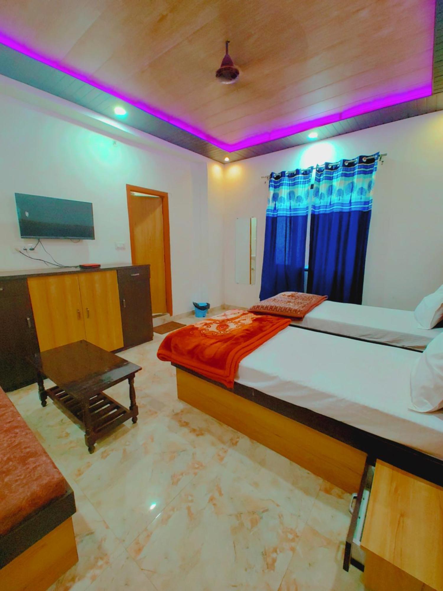 Elegance Hotel And Banquet Ayodhya Esterno foto