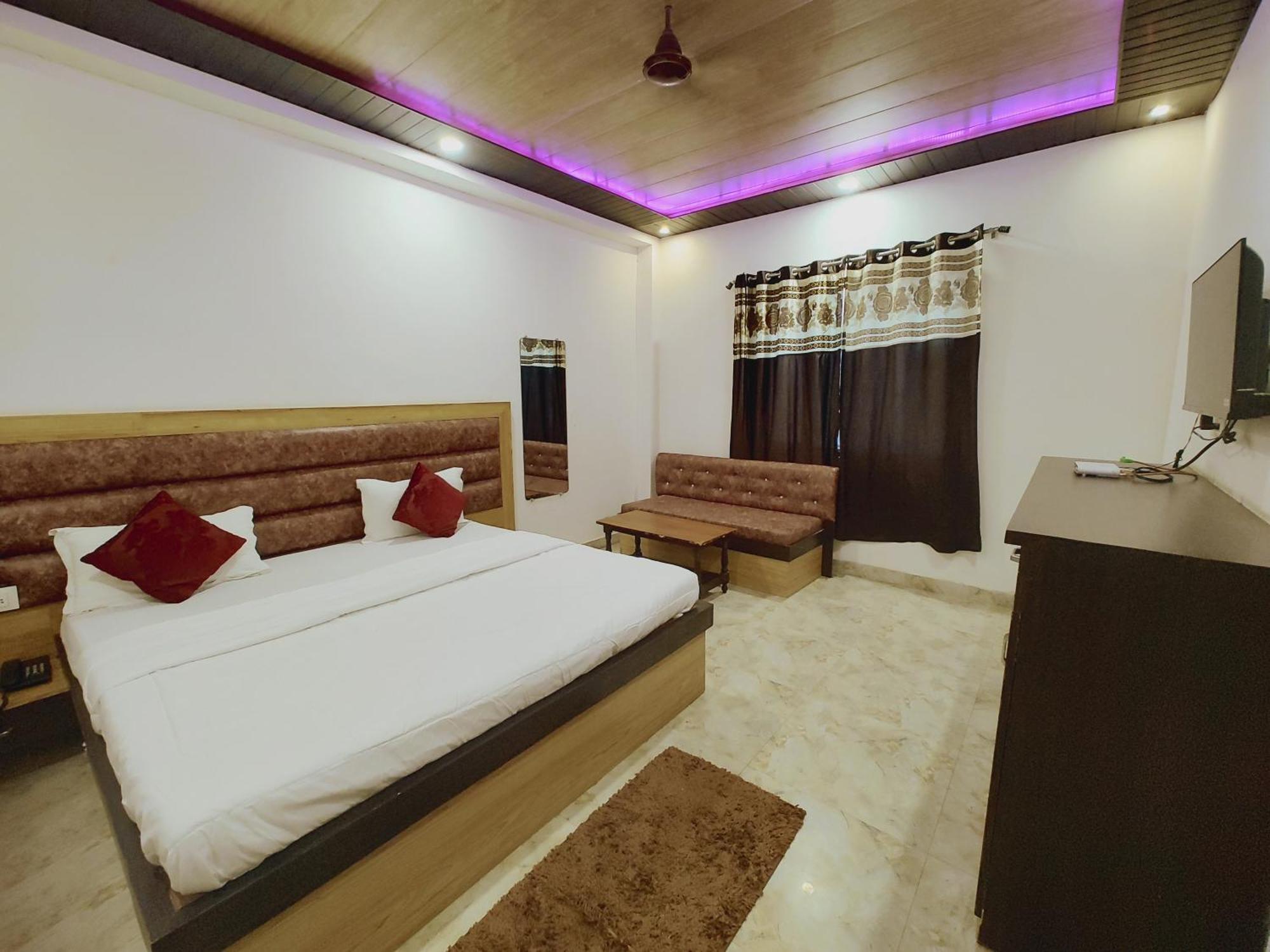 Elegance Hotel And Banquet Ayodhya Esterno foto