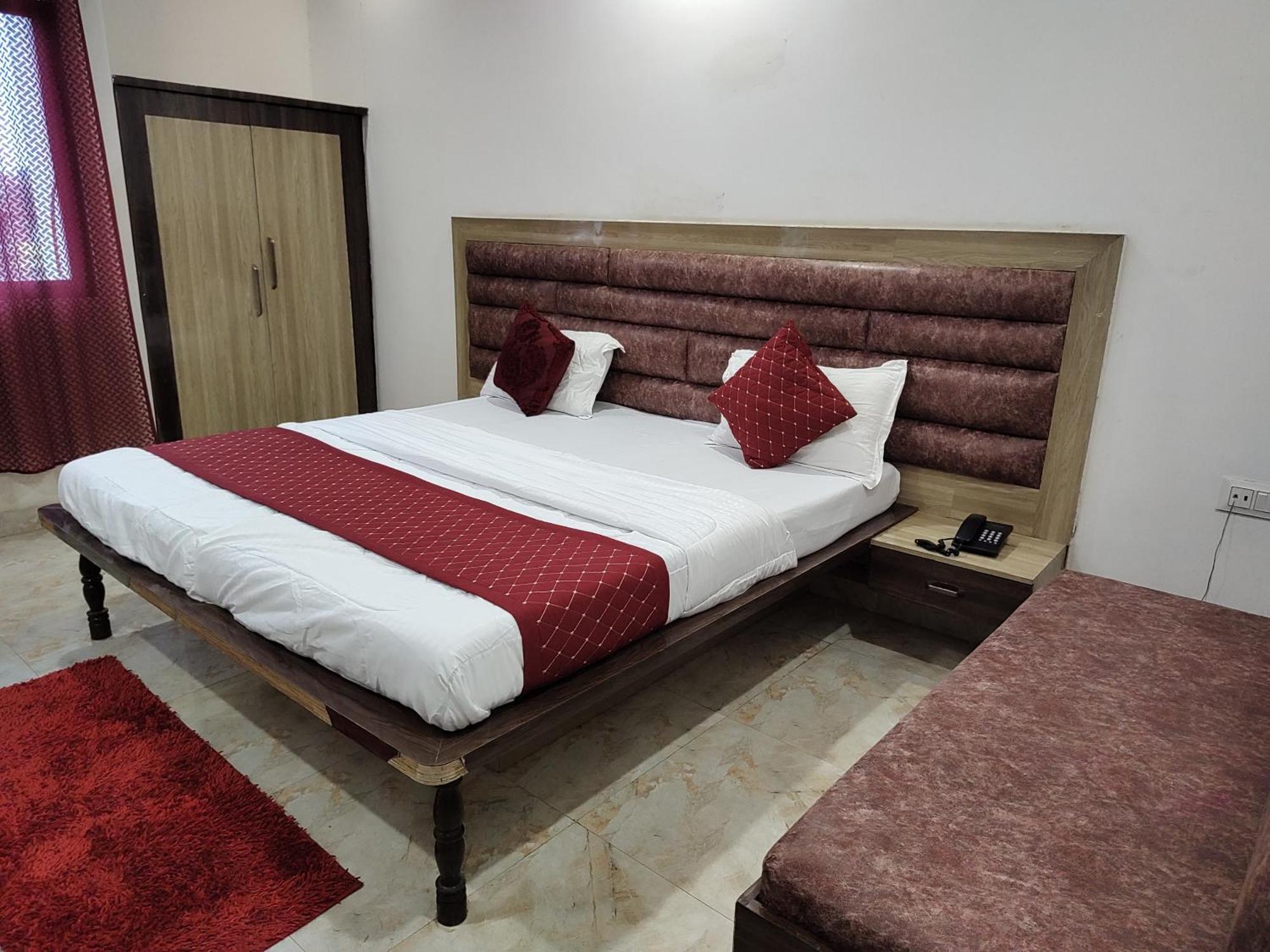 Elegance Hotel And Banquet Ayodhya Esterno foto