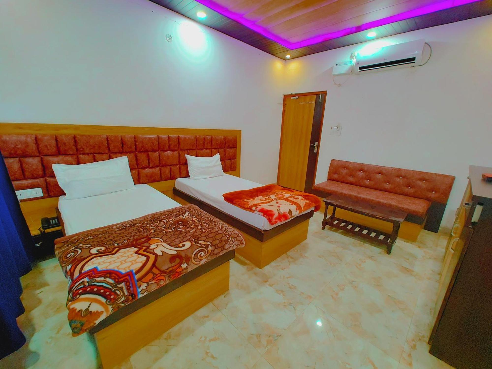 Elegance Hotel And Banquet Ayodhya Esterno foto