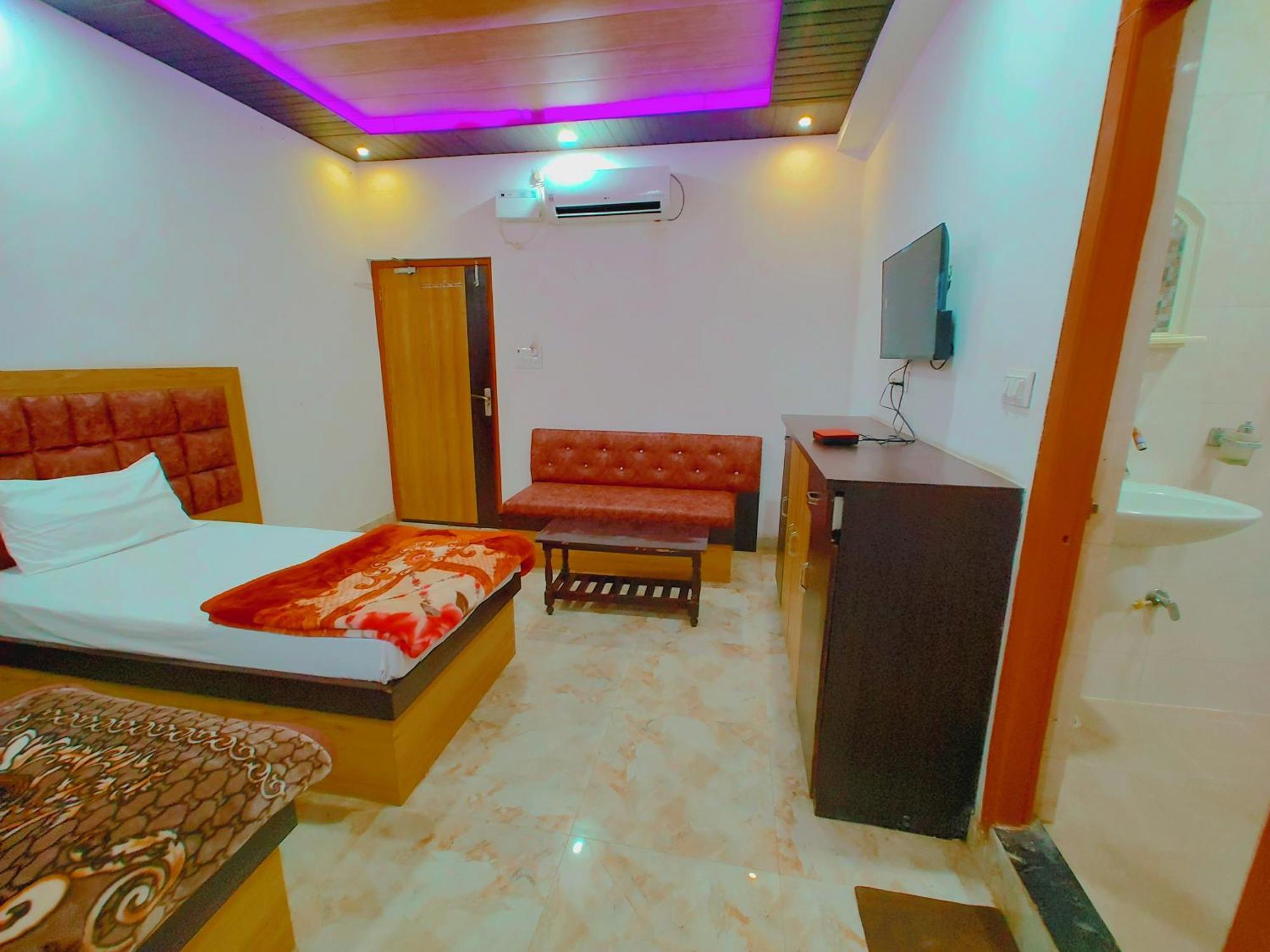Elegance Hotel And Banquet Ayodhya Esterno foto