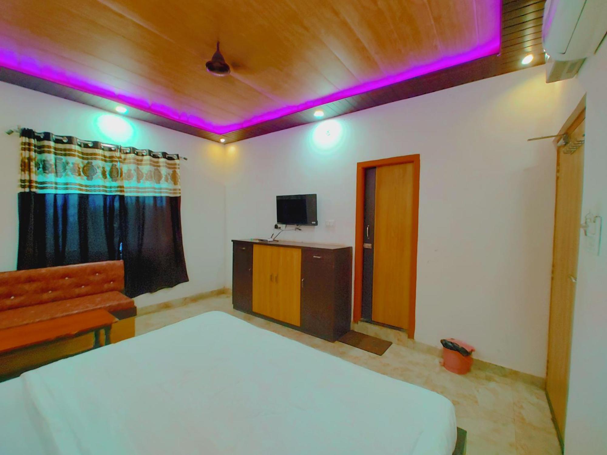 Elegance Hotel And Banquet Ayodhya Esterno foto