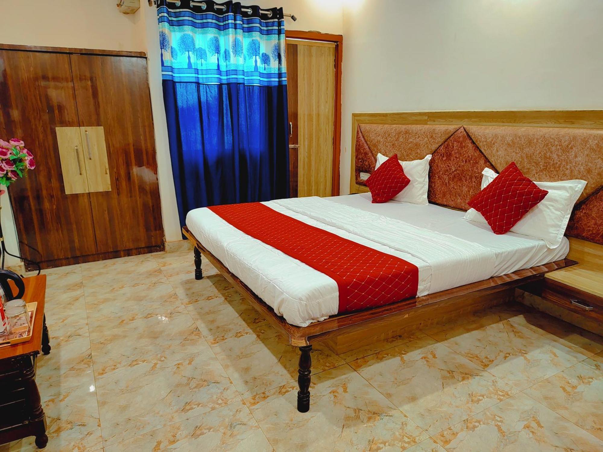 Elegance Hotel And Banquet Ayodhya Esterno foto